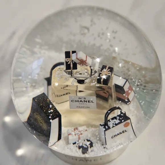Chanel Snow #5 Gorgeous Snowglobe w/Box - Picture 3 of 9